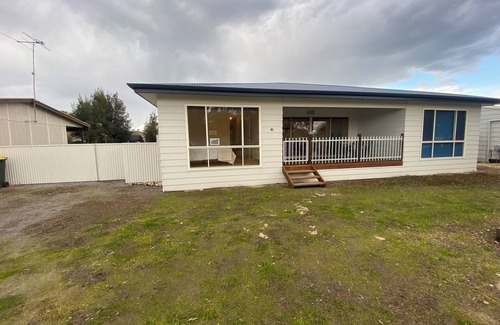 Minlacowie House | Sandy Feet Retreat- Short walk to the beach. Dog friendly!