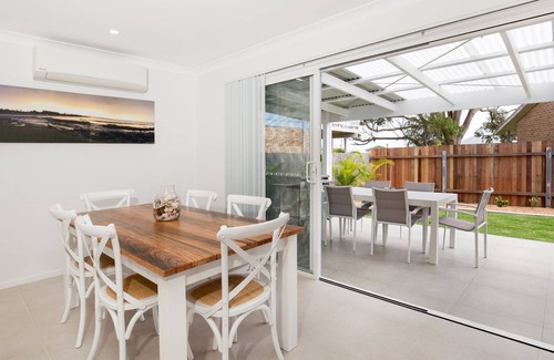 Currarong House | Sandy Feet Retreat - Pet Friendly - 1 Min Walk to Beach