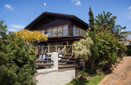 Wavecrest House | Sandy's Spot: sunny pet-friendly house with a pool