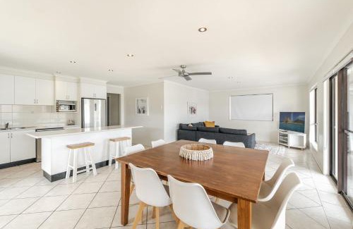 Yamba House | Sandy Shores - Absolute Waterfront & Swimming pool