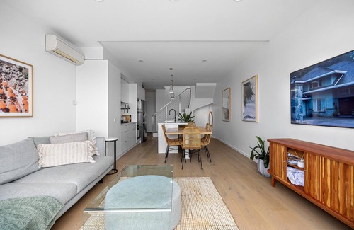 Sandringham House | Sandy@TheVillage - Luxury townhouse, close to beach and city