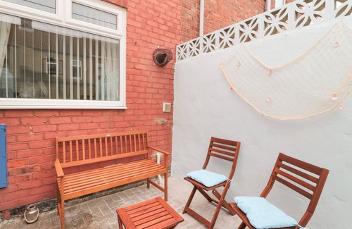 Woodhorn Cottage | SANDY TOES COTTAGE, pet friendly in Newbiggin-By-The-Sea