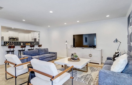 Jacksonville Beach House | Sandy Toes & Poolside Vibes - 2/2 POOL Home Jax Beach