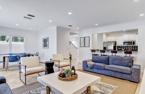 Jacksonville Beach House | Sandy Toes & Poolside Vibes - 2/2 POOL Home Jax Beach