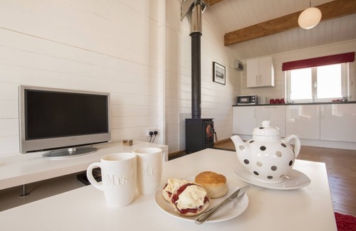 Bude Cabin | Sandymouth Lodge - Peaceful Spot Close to Sandy Beaches