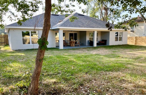 Sanford House | Sanford's Seahaven: fully fenced yard, outdoor dining, close to downtown!