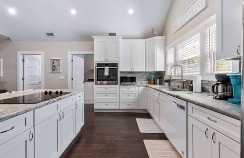 Lincolnville House | Sanford Splash l Pool l Dogs OK l Walk to DNTN