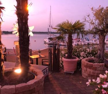 Bitterfeld Apartment | Saniertes Penthouse im Park am Goitzschesee