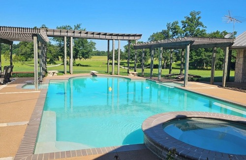 Madisonville House | Sanita Ranch with large pool, hot tub, game room and outdoor firepit.