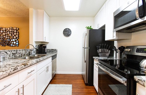 Westlake Village Apartment | Sanitized Modern Comfort FAST WIFI CALI KING BED