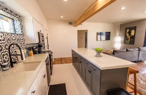 Beverly Green House | Sanitized Newly Remodeled Downtown-2 Bedrooms!