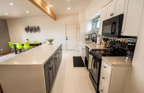 Beverly Green House | Sanitized Newly Remodeled Downtown-2 Bedrooms!