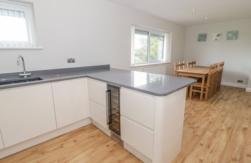 Penrhyn Bay Cottage | SANNANS LODGE, family friendly, with open fire in Penrhyn Bay
