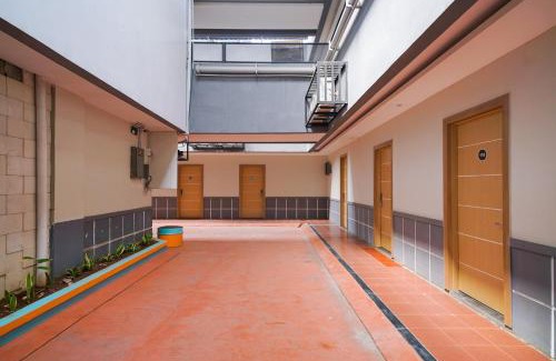 Jakarta Hotel | Sans Hotel Rumah Kita Daan Mogot by RedDoorz