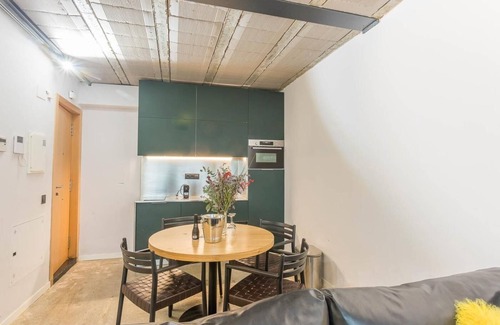 Sant Gervasi Apartment | Sant Gervasi apt. w/lovely shared terrace.