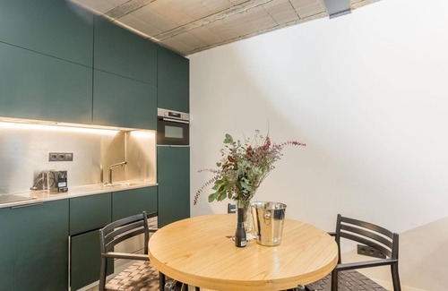Sant Gervasi Apartment | Sant Gervasi apt. w/lovely shared terrace.