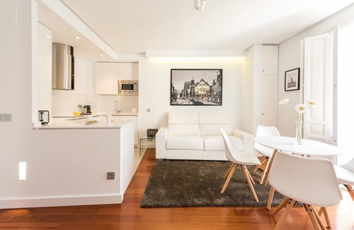 Huertas Apartment | Santa Ana Plaza