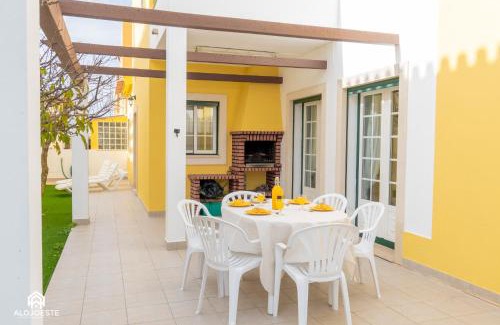 Praia de Santa Cruz House | Santa Beach Villa - 3 bedrooms & BBQ