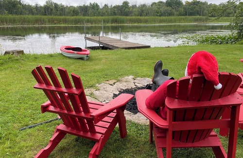 Campbellford Cottage | Santa's Waterfront Cottage Retreat - Cozy and Quiet