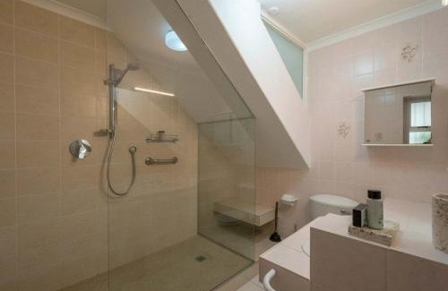 Camps Bay Apartment | Sante Fe' Cottage Private 2-Bed Escape, Camps Bay