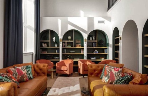 Old East Hill Hotel | Santiago and Lily Halln