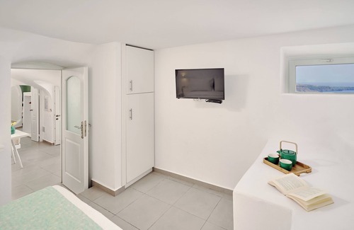 Imerovigli Hotel | Santorini Mansion Honeymoon Suite Private Jacuzzi