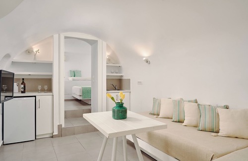 Imerovigli Hotel | Santorini Mansion Honeymoon Suite Private Jacuzzi