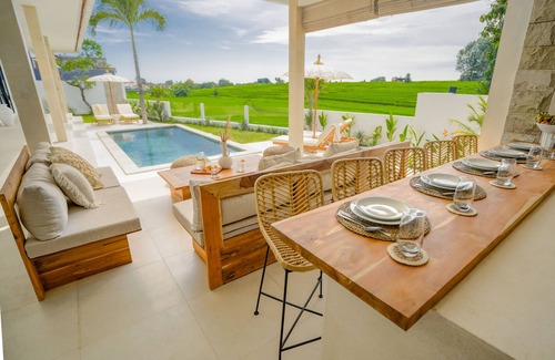 Batu Bolong Villa | Santorini Sunset NEW 4 BR villa with beautiful rice paddy view and a large pool