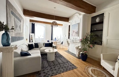 Macon Apartment | Santorini: welcome to the Cycladic island apartment in the city center