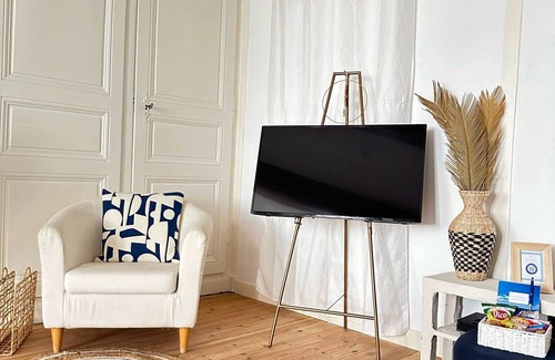 Macon Apartment | Santorini: welcome to the Cycladic island apartment in the city center