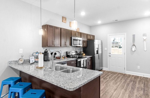 Clarksville House | Sapphire Oasis: A Luxurious Townhouse Retreat near Nashville & Ft Campbell