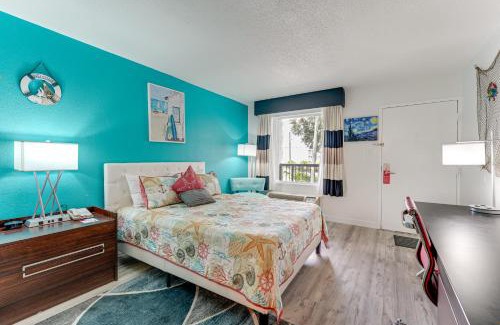 Trailer Estates Apartment | Sarasota Cay Club #612 - Heated Pool, Bunk Beds, Huge TV, Tiki Bar, More!