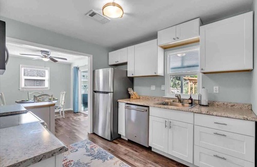 North Trail House | Sarasota Cottage w/Heated Salt Water Pool