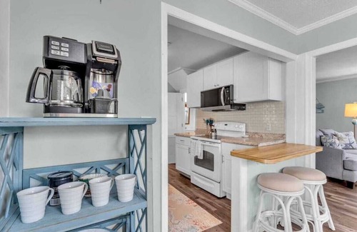 North Trail House | Sarasota Cottage w/Heated Salt Water Pool