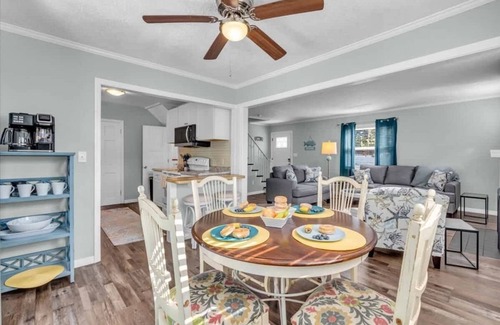 North Trail House | Sarasota Cottage w/Heated Salt Water Pool