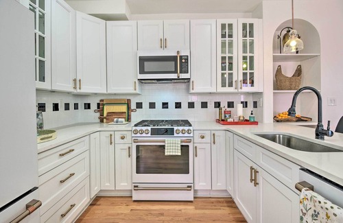 Central Sarasota Cottage | Sarasota Home in Historic District w/Patio!