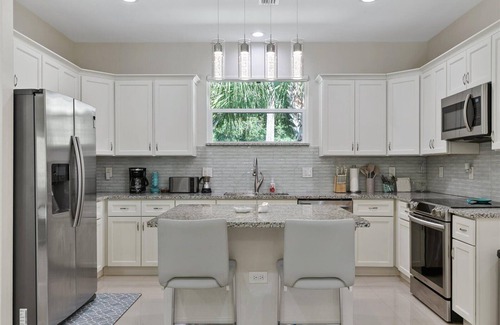 Bayou Oaks House | Sarasota House, A Perfect Beach Getaway! Spacious 4-bedroom house & Pool !