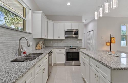 Bayou Oaks House | Sarasota House, A Perfect Beach Getaway! Spacious 4-bedroom house & Pool !
