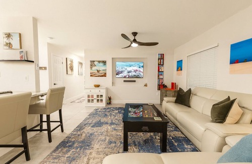 Bee Ridge House | Sarasota House Modern King Size Beds + Fenced Yard