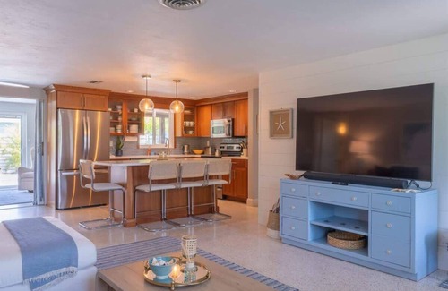 Gulf Gate Estates House | Sarasota Pool Home| Hot-tub| 2-miles to Siesta