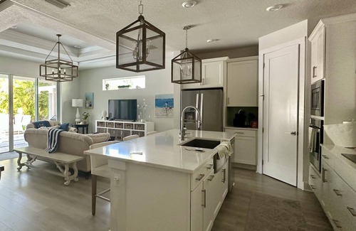 Alta Vista House | Sarasota's Shabby - Chic Retreat w Pool