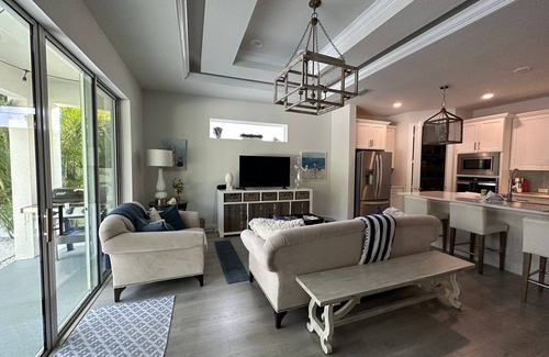 Alta Vista House | Sarasota's Shabby - Chic Retreat w Pool