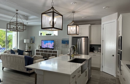 Alta Vista House | Sarasota's Shabby - Chic Retreat w Pool
