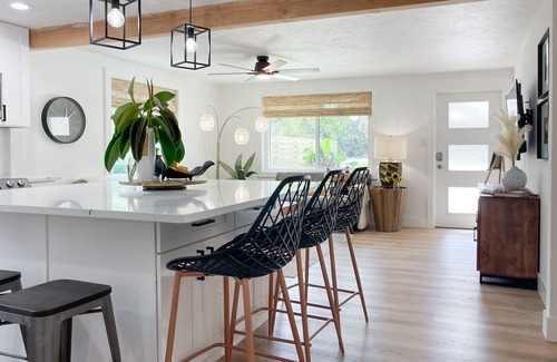 Alta Vista House | Sarasota Sunshine 3BR 2B private home w pool ,by downtown, 7miles to beaches.
