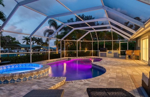 Trailer Estates House | Sarasota Waterfront - Boat Dock poo/spa, kayaks -12 min to Lido Beach & Downtown