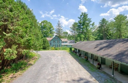 Saratoga Springs Apartment | Saratoga Garden Motel Entire Property