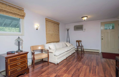Saratoga Springs Apartment | Saratoga Garden Motel Entire Property