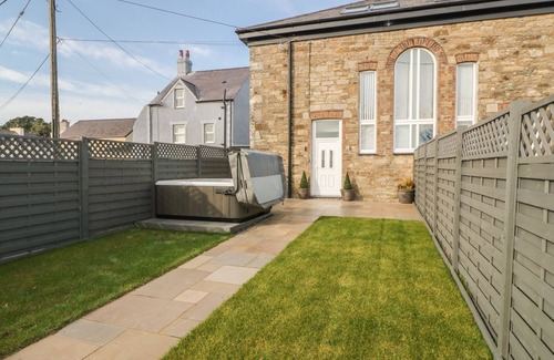 Malltraeth Cottage | SARDIS CHAPEL 1, pet friendly, luxury holiday cottage in Malltraeth