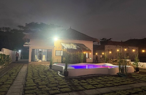 Sekotong Barat Villa | Sasak House:Private BeachFront Home