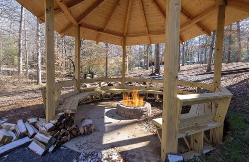 Sevierville Cabin | Sasquatch Encounter: Theater, Firepit, Arcade, Hot Tub, Close 2 Dollywood